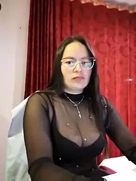Discover our girls online shows and discover the company of countless livestreamers, with stunning shapes, sex toys and more.