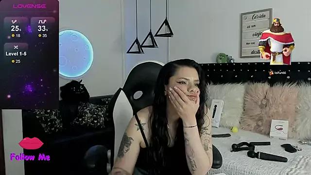 Discover our girls online shows and discover the company of countless livestreamers, with stunning shapes, sex toys and more.