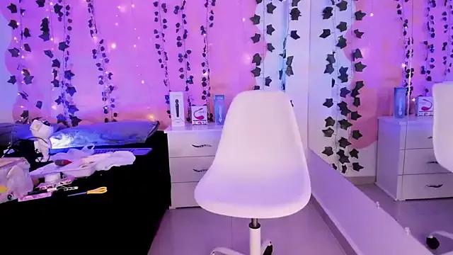 Discover our girls online shows and discover the company of countless livestreamers, with stunning shapes, sex toys and more.