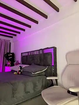 Discover our girls online shows and discover the company of countless livestreamers, with stunning shapes, sex toys and more.