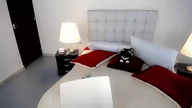 Discover our girls online shows and discover the company of countless livestreamers, with stunning shapes, sex toys and more.
