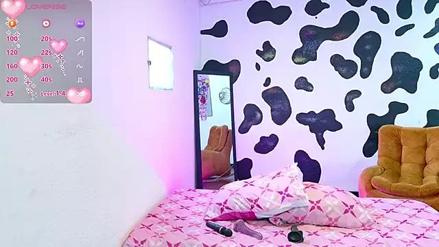 Discover our girls online shows and discover the company of countless livestreamers, with stunning shapes, sex toys and more.