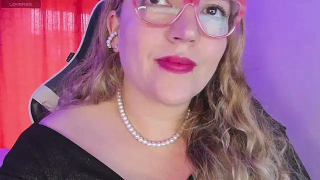 Discover our girls online shows and discover the company of countless livestreamers, with stunning shapes, sex toys and more.
