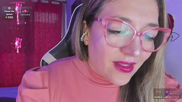 Discover our girls online shows and discover the company of countless livestreamers, with stunning shapes, sex toys and more.