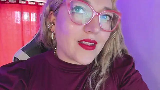 Discover our girls online shows and discover the company of countless livestreamers, with stunning shapes, sex toys and more.