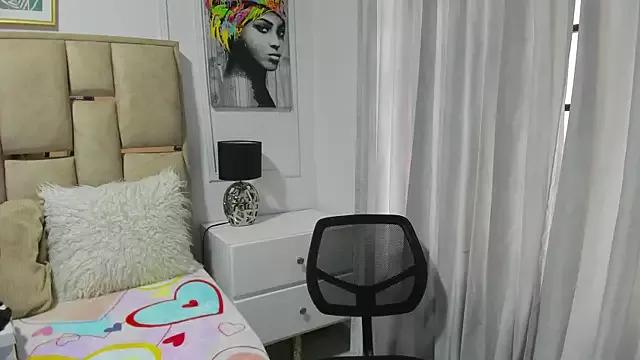 Discover our girls online shows and discover the company of countless livestreamers, with stunning shapes, sex toys and more.