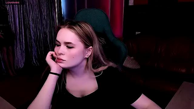 Discover our girls online shows and discover the company of countless livestreamers, with stunning shapes, sex toys and more.