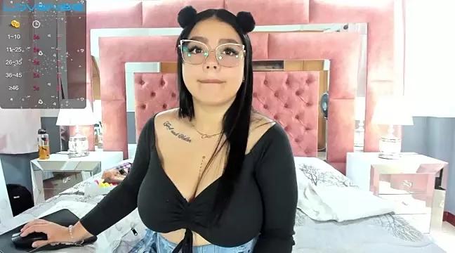 Discover our girls online shows and discover the company of countless livestreamers, with stunning shapes, sex toys and more.