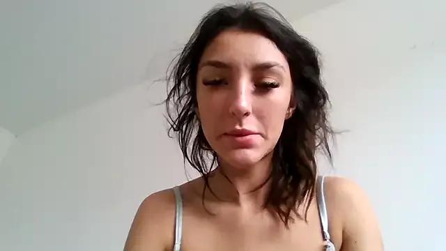 Discover our girls online shows and discover the company of countless livestreamers, with stunning shapes, sex toys and more.