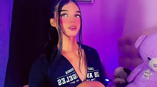 Discover our girls online shows and discover the company of countless livestreamers, with stunning shapes, sex toys and more.