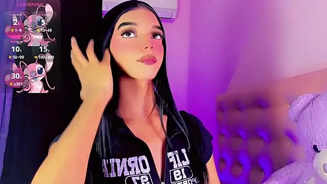 Discover our girls online shows and discover the company of countless livestreamers, with stunning shapes, sex toys and more.