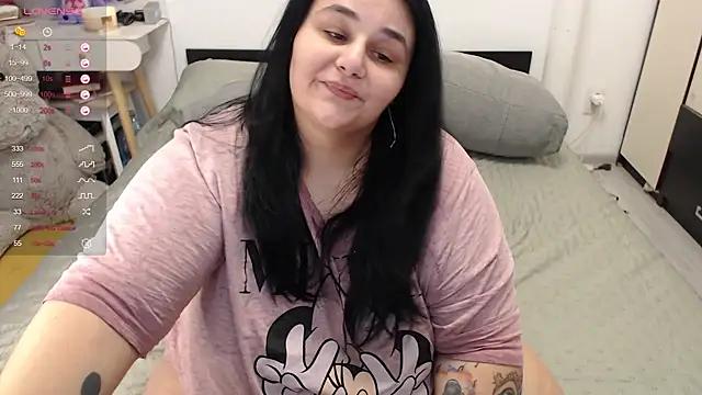 Discover our girls online shows and discover the company of countless livestreamers, with stunning shapes, sex toys and more.