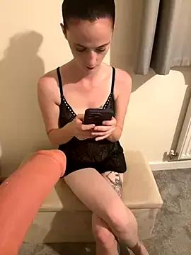 Photos of NaughtyLittleLouise from StripChat is Freechat