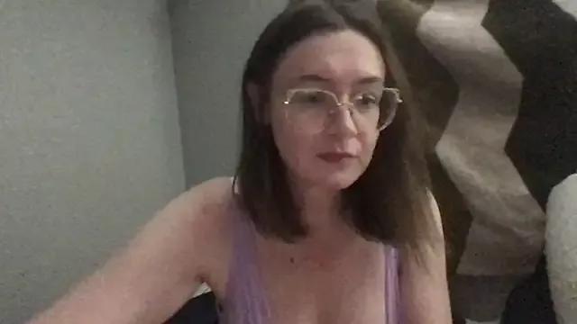 NaughtyNerdyWifey from StripChat is Freechat