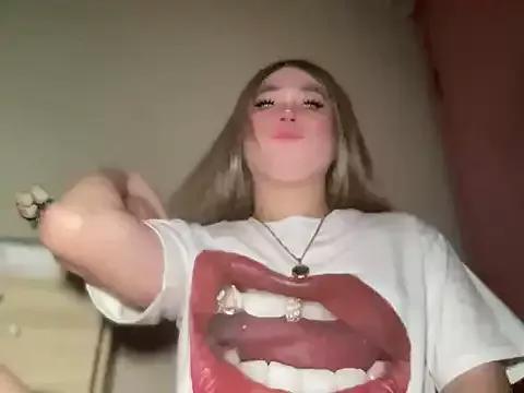 Discover our girls online shows and discover the company of countless livestreamers, with stunning shapes, sex toys and more.