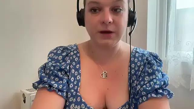 NaughtyWifeUK from StripChat is Freechat