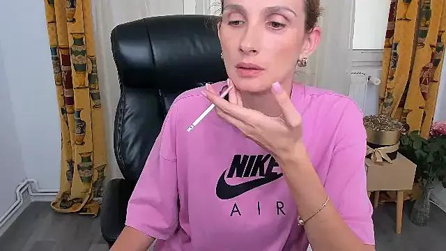 Discover our girls online shows and discover the company of countless livestreamers, with stunning shapes, sex toys and more.