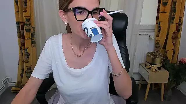 Discover our girls online shows and discover the company of countless livestreamers, with stunning shapes, sex toys and more.