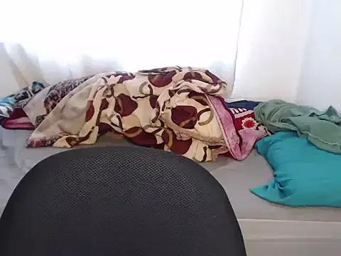 Discover our girls online shows and discover the company of countless livestreamers, with stunning shapes, sex toys and more.