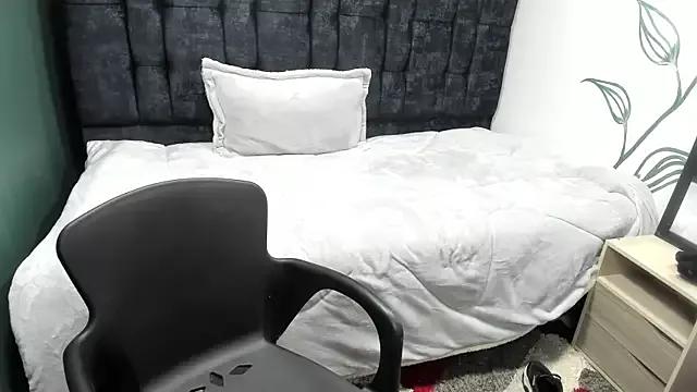 Discover our girls online shows and discover the company of countless livestreamers, with stunning shapes, sex toys and more.
