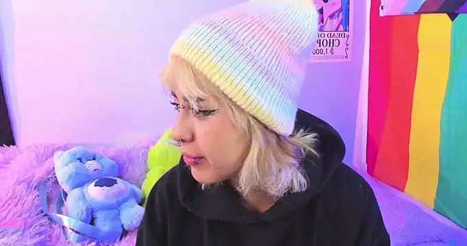 Discover our girls online shows and discover the company of countless livestreamers, with stunning shapes, sex toys and more.