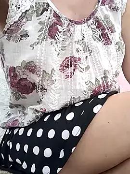 Discover our girls online shows and discover the company of countless livestreamers, with stunning shapes, sex toys and more.