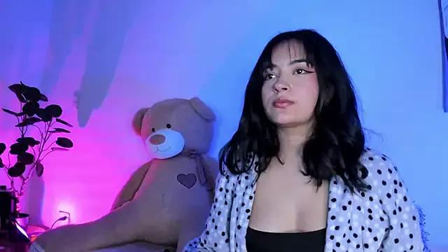 Discover our girls online shows and discover the company of countless livestreamers, with stunning shapes, sex toys and more.
