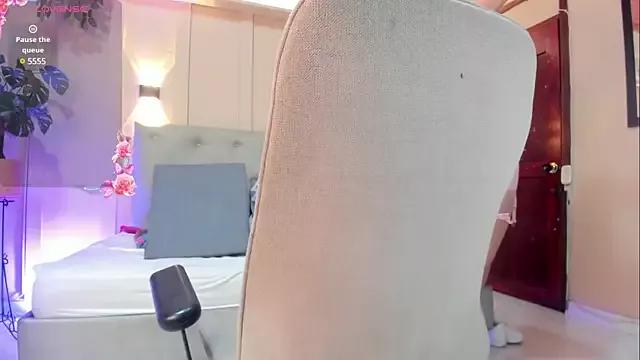 Discover our girls online shows and discover the company of countless livestreamers, with stunning shapes, sex toys and more.