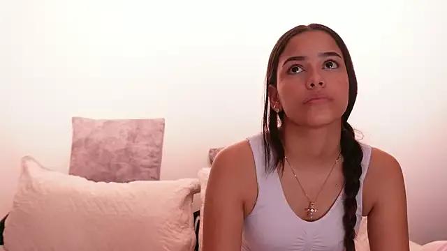 Discover our girls online shows and discover the company of countless livestreamers, with stunning shapes, sex toys and more.