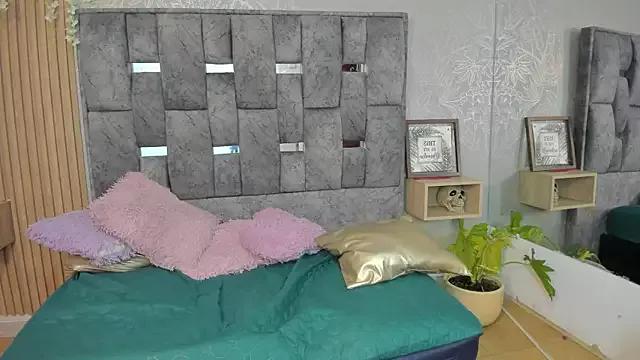 Discover our girls online shows and discover the company of countless livestreamers, with stunning shapes, sex toys and more.