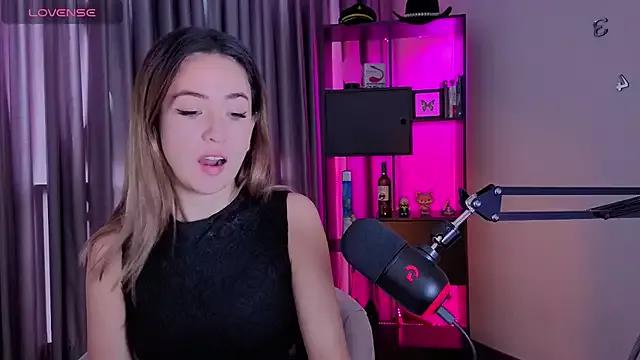 Discover our girls online shows and discover the company of countless livestreamers, with stunning shapes, sex toys and more.