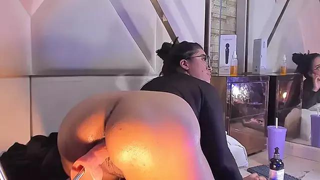 Discover our girls online shows and discover the company of countless livestreamers, with stunning shapes, sex toys and more.