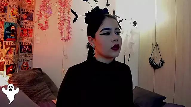 Discover our girls online shows and discover the company of countless livestreamers, with stunning shapes, sex toys and more.