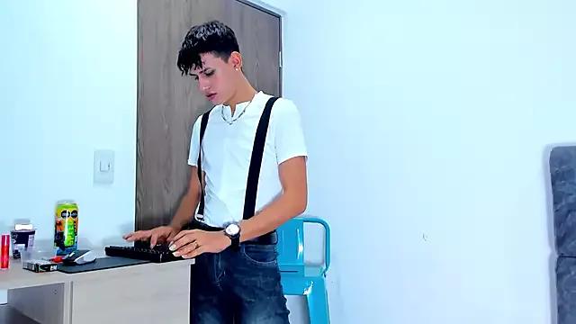 Discover our girls online shows and discover the company of countless livestreamers, with stunning shapes, sex toys and more.