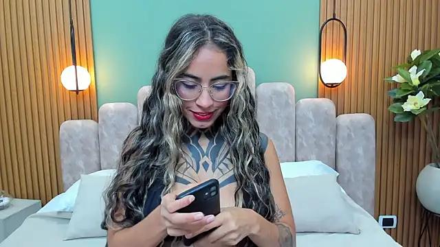 Discover our girls online shows and discover the company of countless livestreamers, with stunning shapes, sex toys and more.