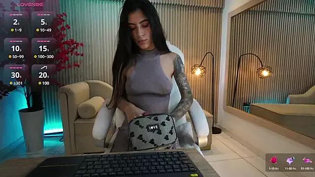 Discover our girls online shows and discover the company of countless livestreamers, with stunning shapes, sex toys and more.