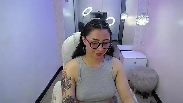 Discover our girls online shows and discover the company of countless livestreamers, with stunning shapes, sex toys and more.