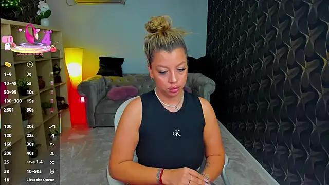 Discover our girls online shows and discover the company of countless livestreamers, with stunning shapes, sex toys and more.