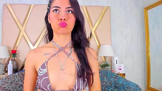 Discover our girls online shows and discover the company of countless livestreamers, with stunning shapes, sex toys and more.
