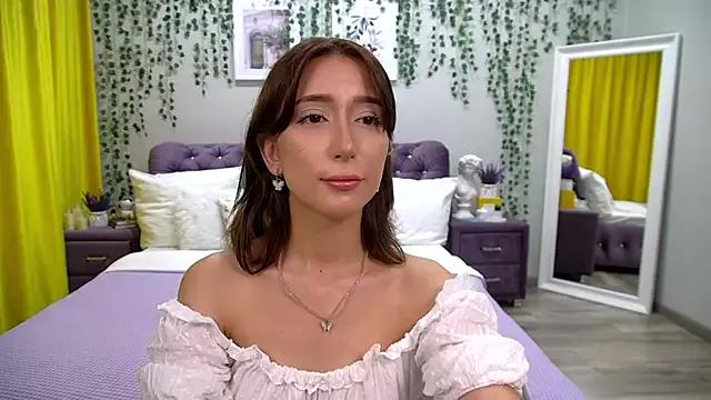 Discover our girls online shows and discover the company of countless livestreamers, with stunning shapes, sex toys and more.