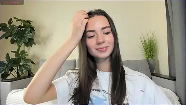 Discover our girls online shows and discover the company of countless livestreamers, with stunning shapes, sex toys and more.