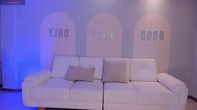 Discover our girls online shows and discover the company of countless livestreamers, with stunning shapes, sex toys and more.