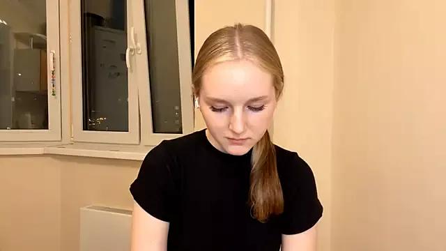 NicoleWow on StripChat