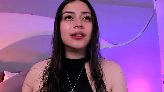 Discover our girls online shows and discover the company of countless livestreamers, with stunning shapes, sex toys and more.