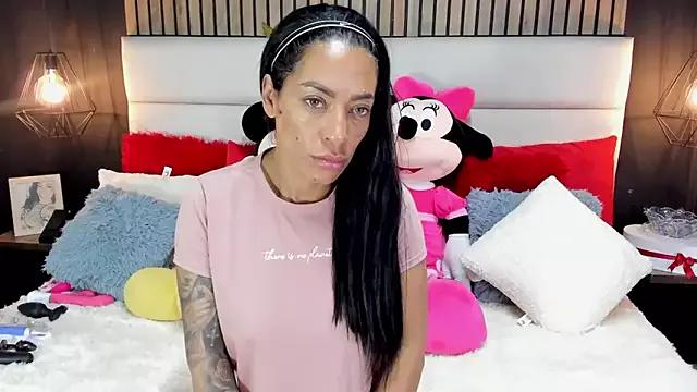 Discover our girls online shows and discover the company of countless livestreamers, with stunning shapes, sex toys and more.
