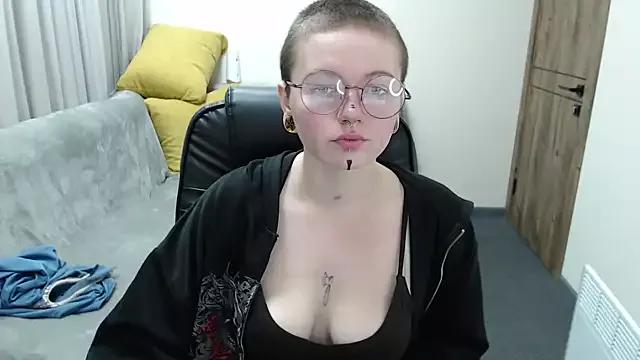 Discover our girls online shows and discover the company of countless livestreamers, with stunning shapes, sex toys and more.