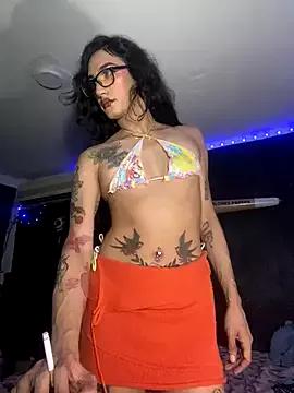 Discover our girls online shows and discover the company of countless livestreamers, with stunning shapes, sex toys and more.