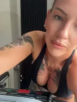 Discover our girls online shows and discover the company of countless livestreamers, with stunning shapes, sex toys and more.