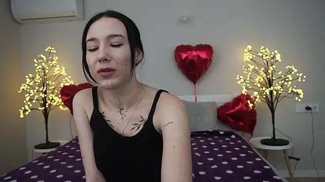 NikkiGoldSide from StripChat