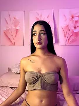 Discover our girls online shows and discover the company of countless livestreamers, with stunning shapes, sex toys and more.
